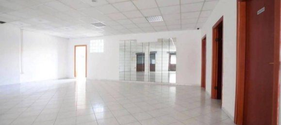 2 rooms Commercial property in Nuoro, Italy No. 290058 2