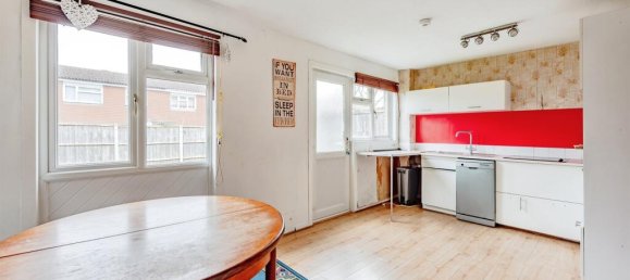 3 bedrooms House in Crawley, United Kingdom No. 6275 5