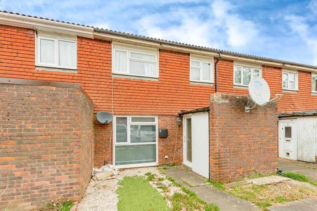 3 bedrooms House in Crawley, United Kingdom No. 6275