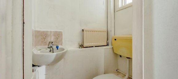 3 bedrooms House in Crawley, United Kingdom No. 6275 9