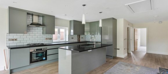 2 bedrooms Bungalow in Feltham, United Kingdom No. 9792 3