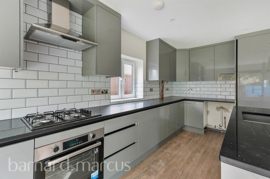 2 bedrooms Bungalow in Feltham, United Kingdom No. 9792