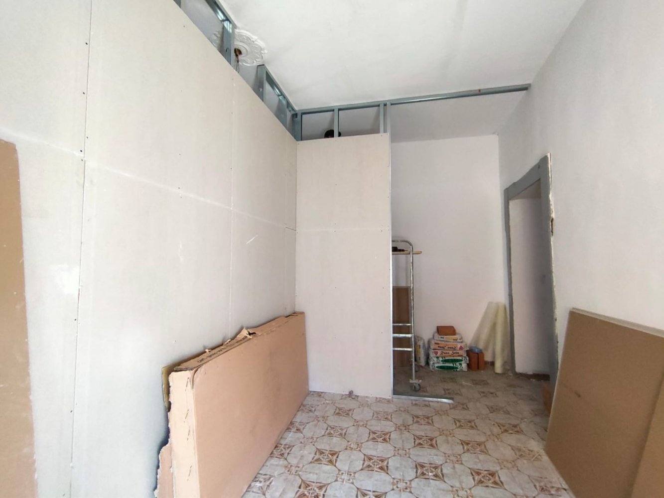 140m² Building in Saviano, Italy No. 112198