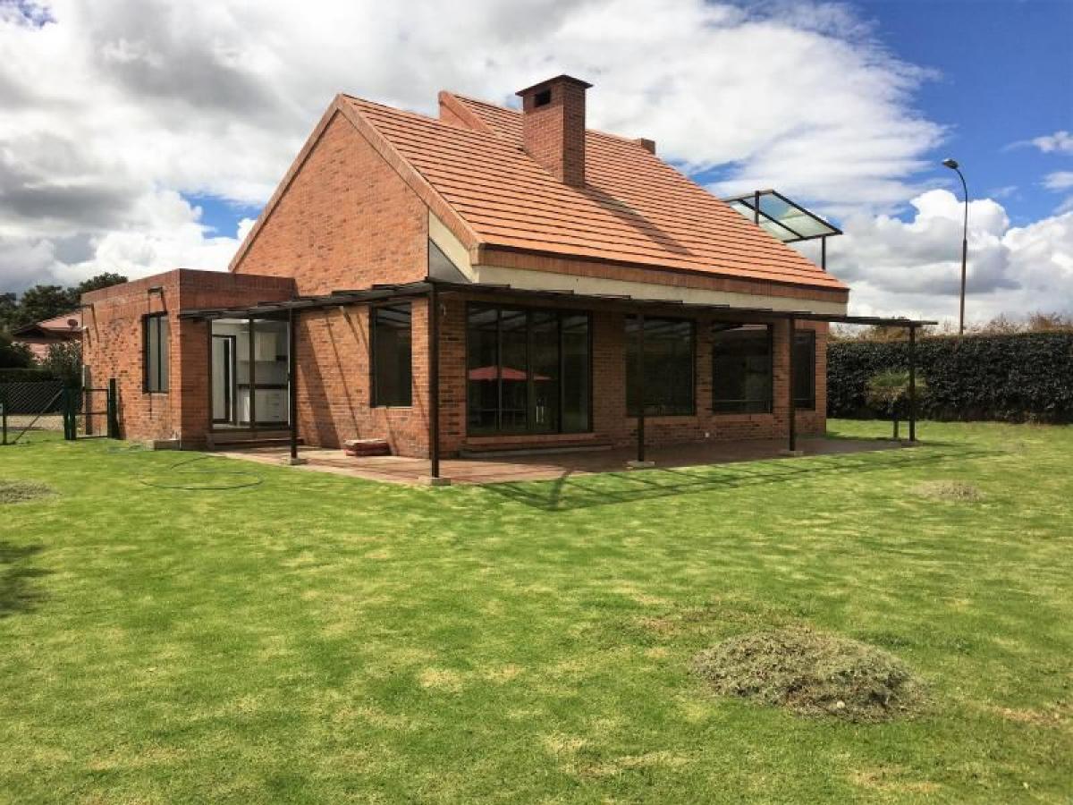 Casa de 4 dormitorios en Bogotá, Colombia No. 10156