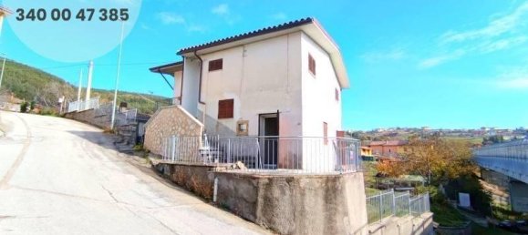 Квартира с 4 комнатами в Л’Акуила, Италия № 117630 2