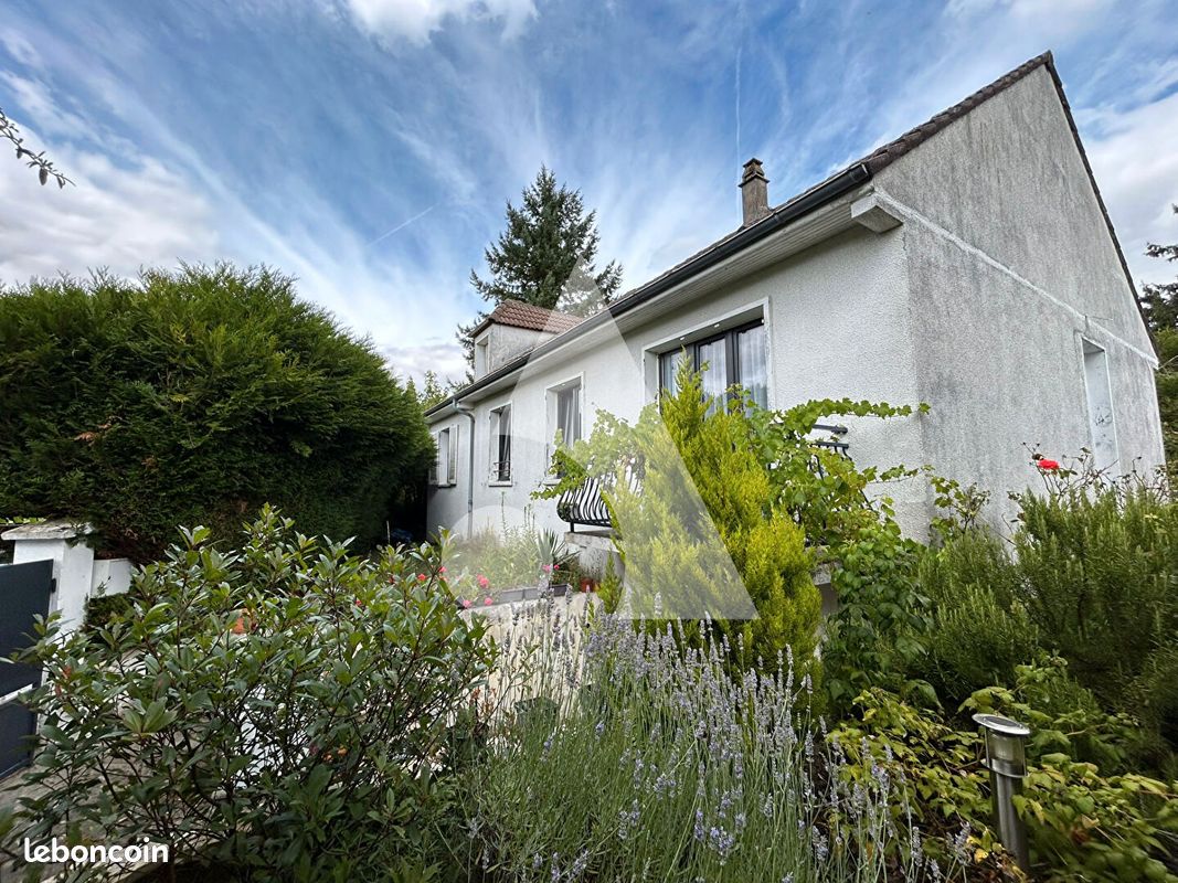 Casa de 4 dormitorios en Quincy-Voisins, France No. 285771