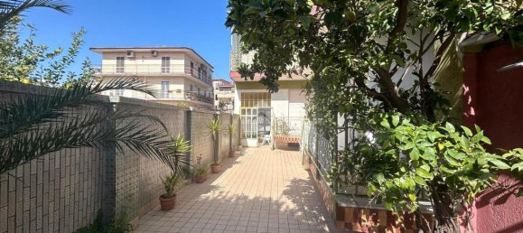 6 rooms Building in Naples, Italy No. 9137 24