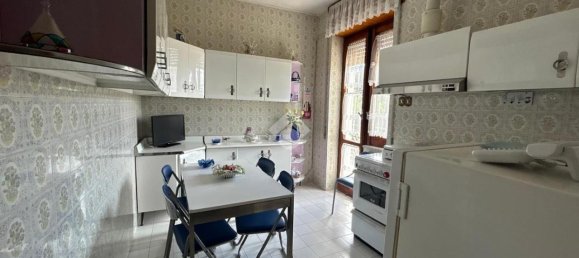 6 rooms Building in Naples, Italy No. 9137 2