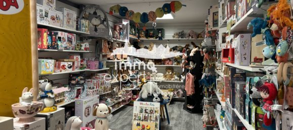 272m² Commercial property in Mirecourt, France No. 247717 4