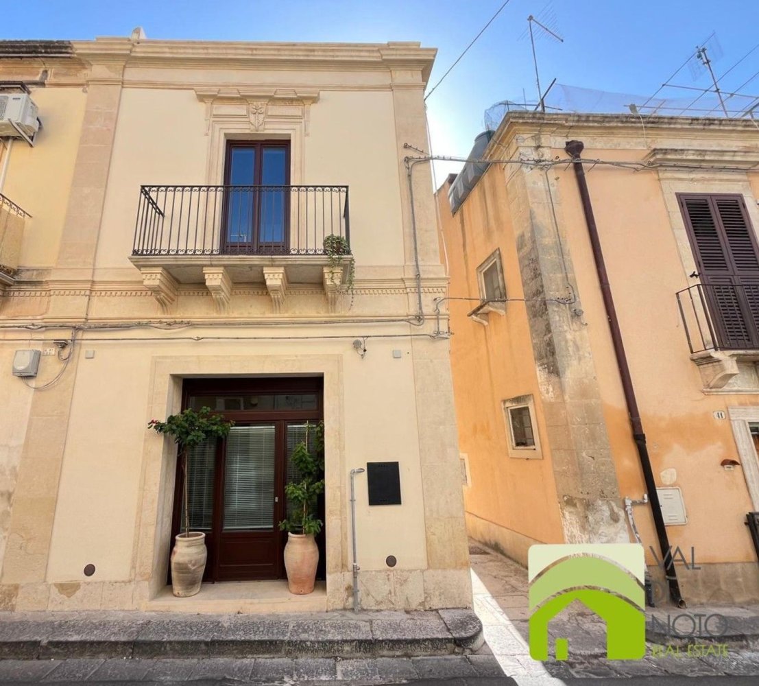 Дом с 5 спальнями в Ното, Италия № 377806