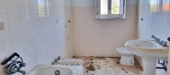 10 rooms House in Castel Baronia, Italy No. 113695 6