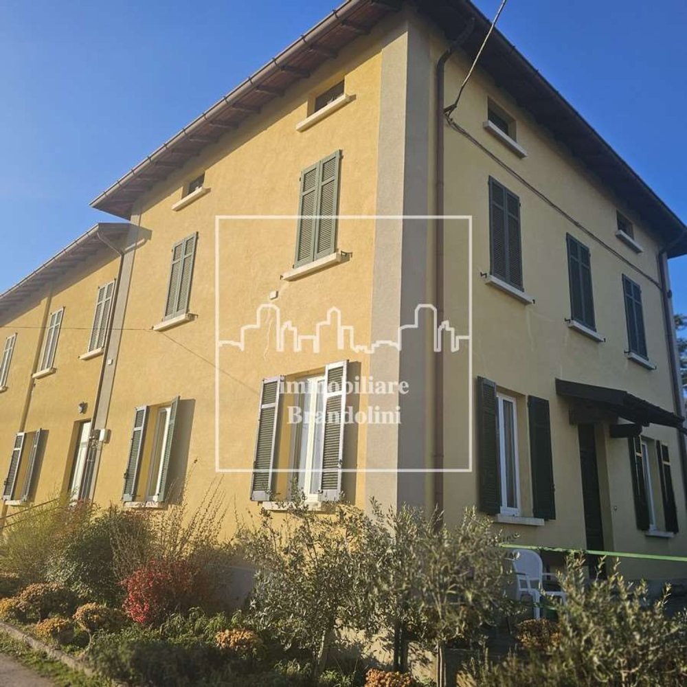 3غرفة شقة في Barasso, Italy رقم 167451