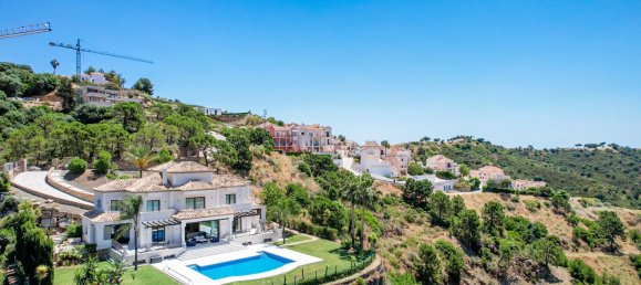 6 bedrooms Villa in Benahavis, Spain No. 4639 2