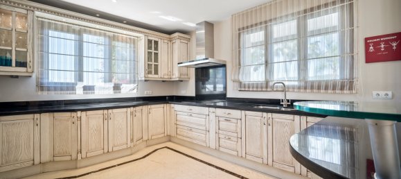 6 bedrooms Villa in Benahavis, Spain No. 4639 10