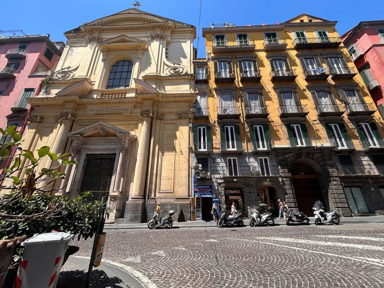 6 rooms Apartment in Naples, Italy No. 275903