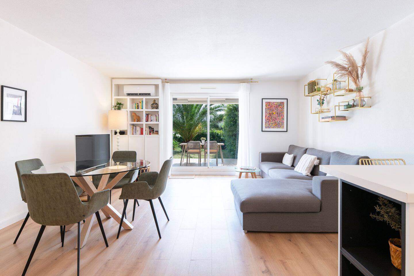 Apartamento de 2 dormitorios en Saint-Laurent-du-Var, France No. 328714