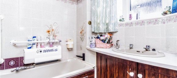 3 bedrooms House in Croydon, United Kingdom No. 7976 13