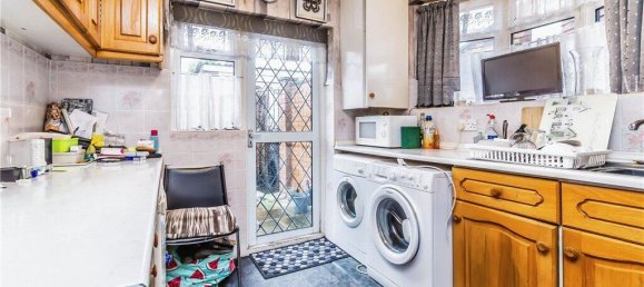 3 bedrooms House in Croydon, United Kingdom No. 7976 2