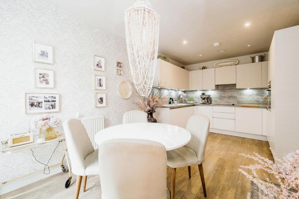 4 bedrooms House in London, United Kingdom No. 11389