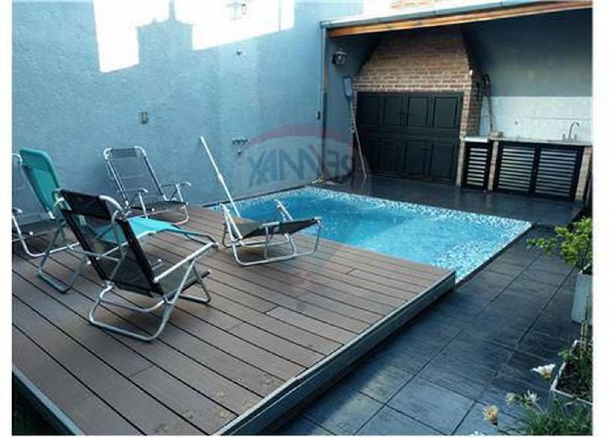 4 bedrooms House in Moron, Argentina No. 20424