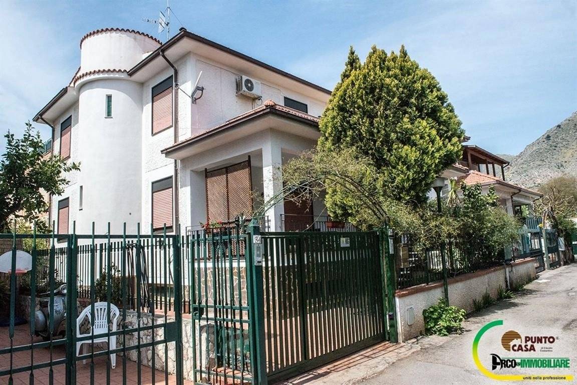 3 bedrooms Villa in Palermo, Italy No. 114940