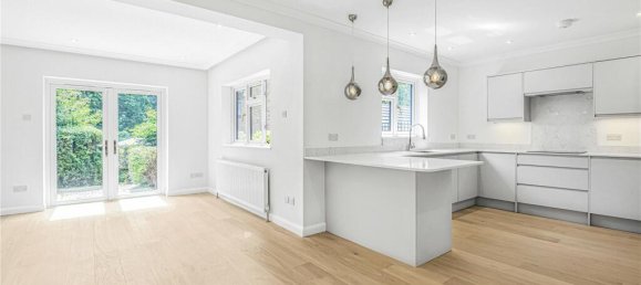 4 bedrooms House in Cockfosters, United Kingdom No. 6632 3