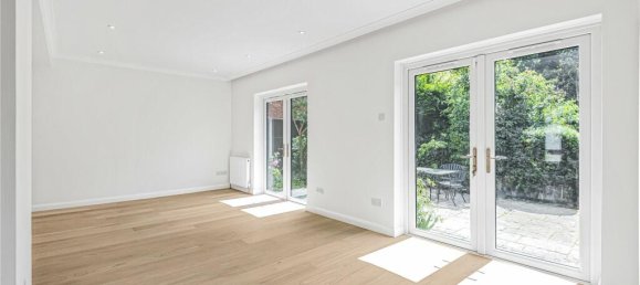 4 bedrooms House in Cockfosters, United Kingdom No. 6632 8