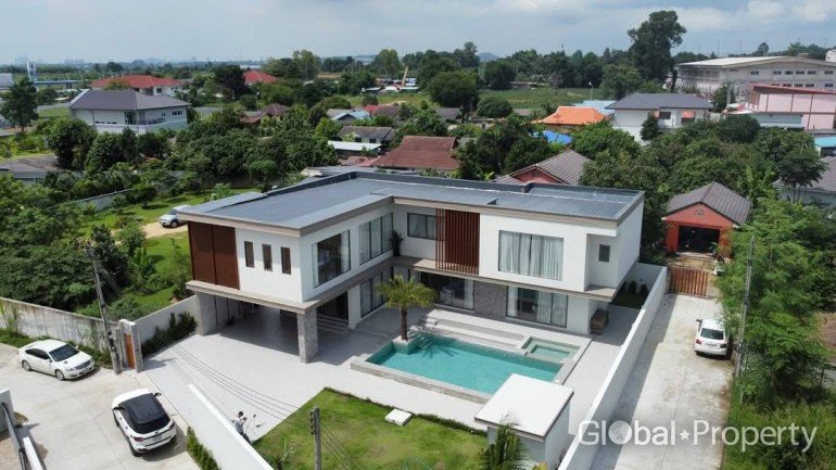 7 bedrooms House in Pattaya, Thailand No. 27485
