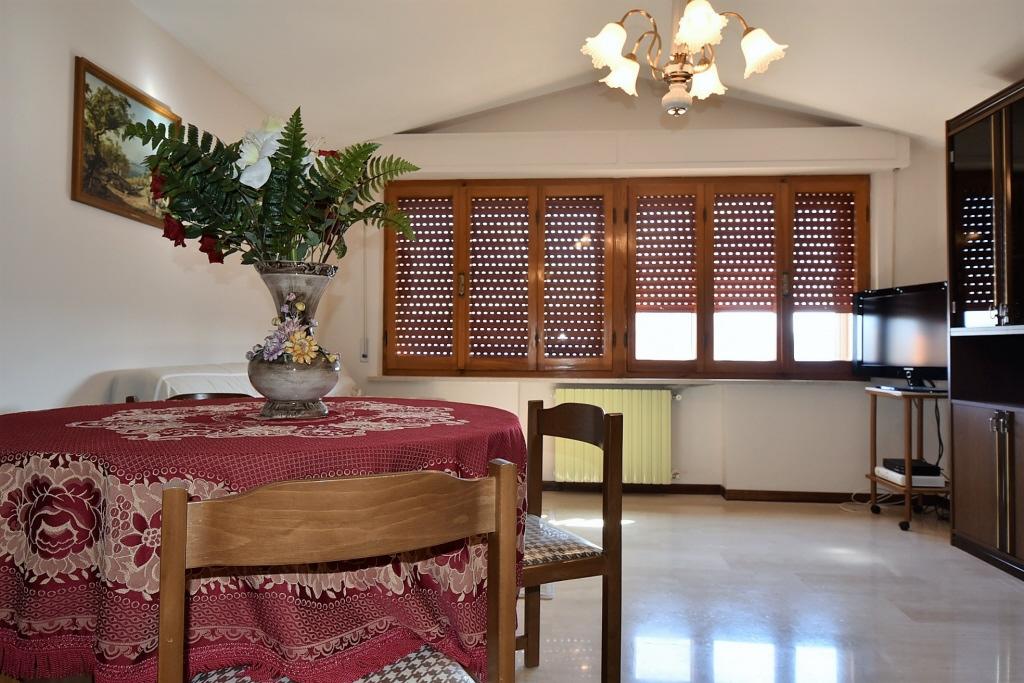 Apartamento de 5 habitaciónes en Amandola, Italy No. 105368