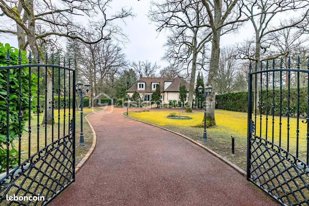 6 bedrooms House in Lamorlaye, France No. 66477