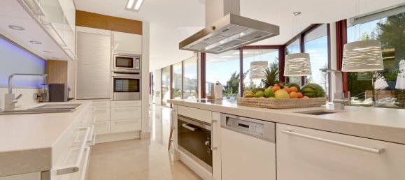 7 bedrooms Villa in Marbella, Spain No. 91787 3