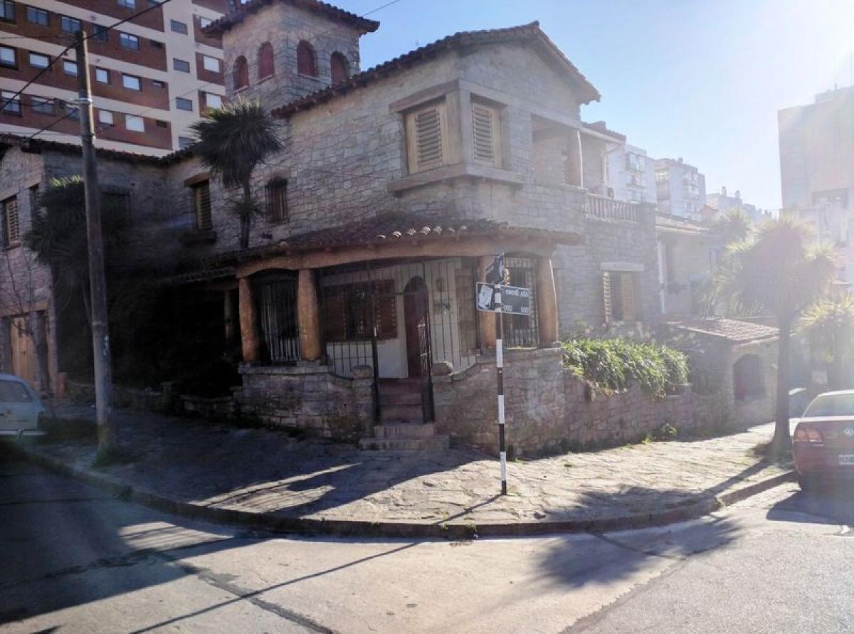 3 bedrooms House in Mar del Plata, Argentina No. 95621