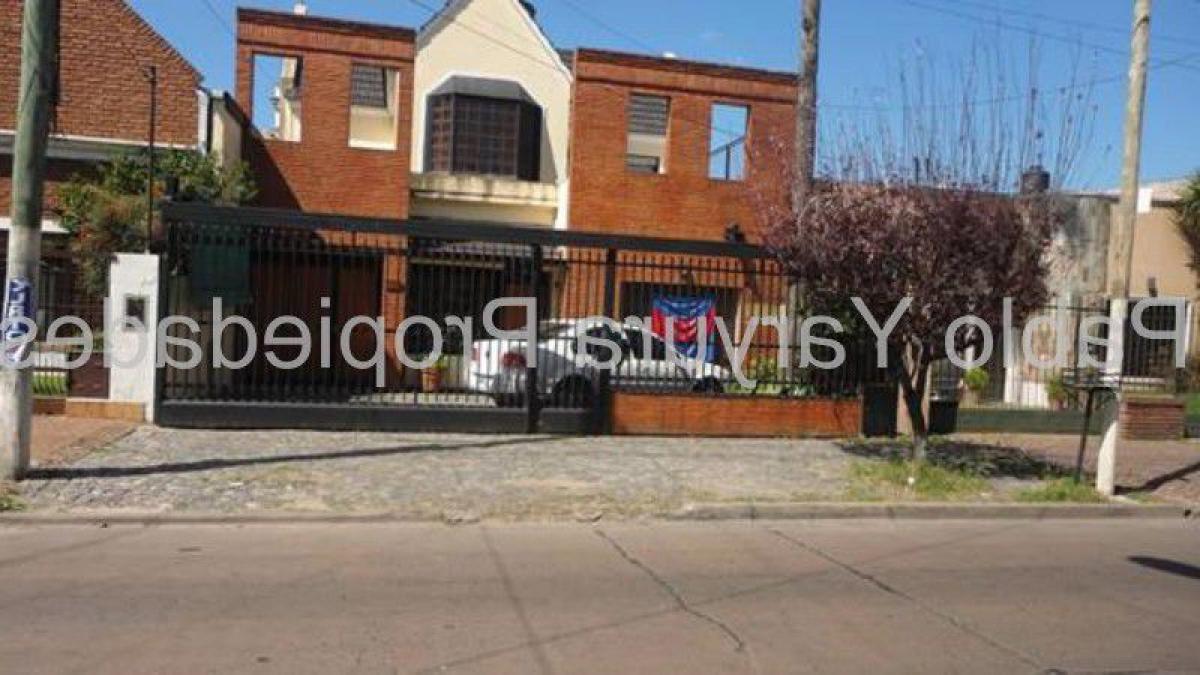 3 bedrooms House in Tres de Febrero, Argentina No. 14860