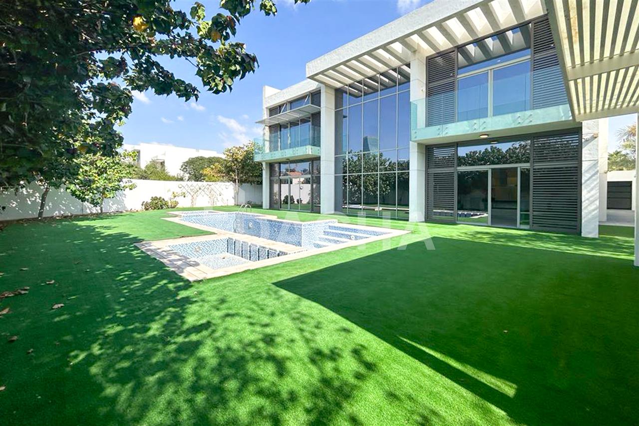 6 bedrooms Villa in Dubai, UAE No. 28033