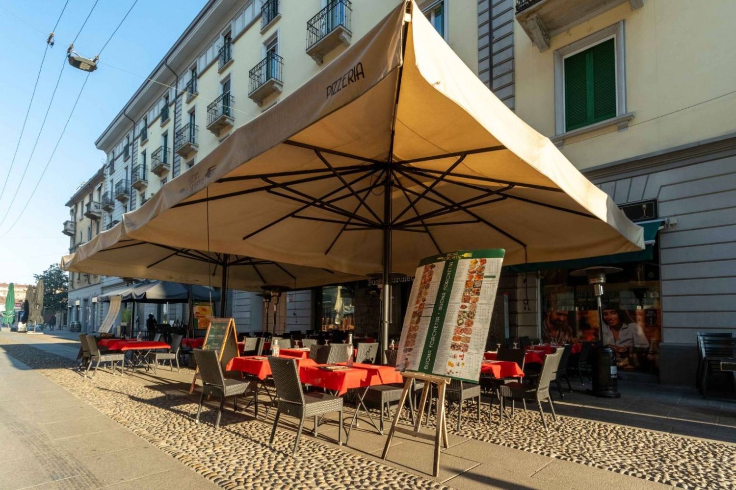 3 rooms Commercial property in Milan, Italy No. 246447