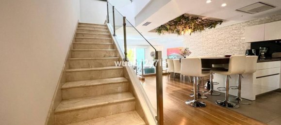 4 bedrooms Villa in Estepona, Spain No. 32338 10