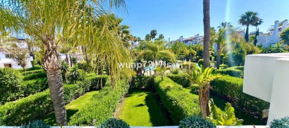 4 bedrooms Villa in Estepona, Spain No. 32338 2