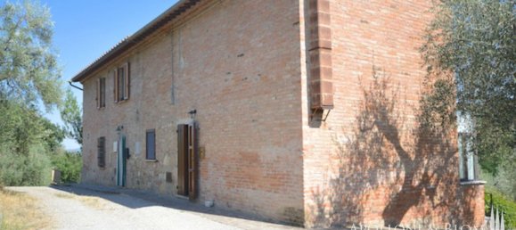 5 bedrooms House in Chiusi, Italy No. 52732 5