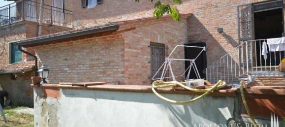 5 bedrooms House in Chiusi, Italy No. 52732 4