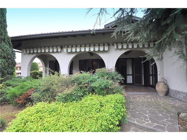 7 rooms Villa in Robecchetto con Induno, Italy No. 140937