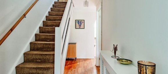 3 bedrooms Commercial property in Crawley, United Kingdom No. 6272 9