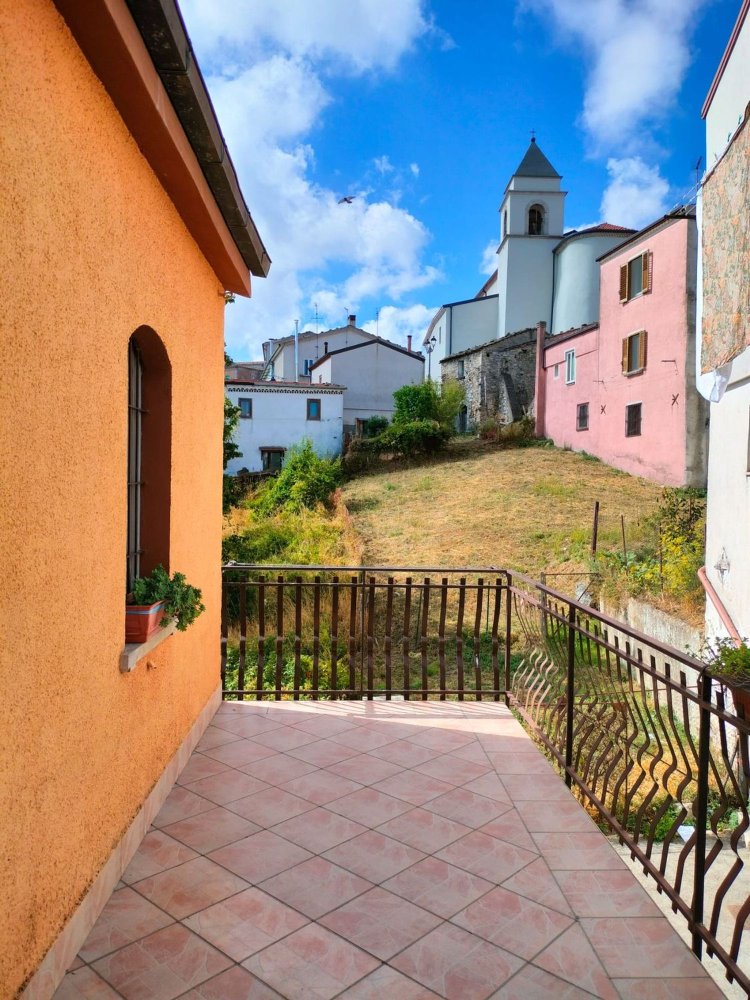 Дом с 4 спальнями в Базиликата, Италия № 389517