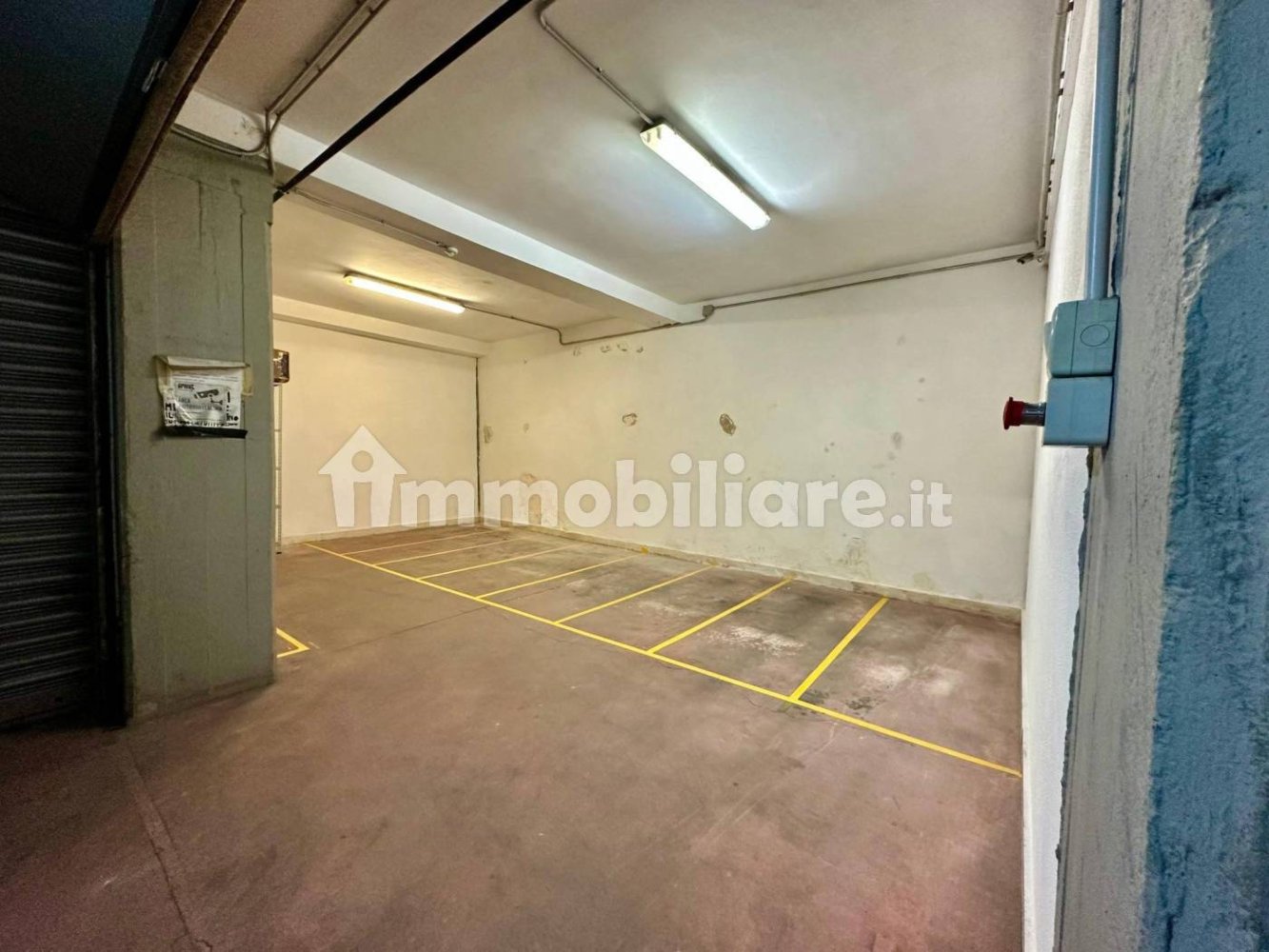 33m² Garage in Naples, Italy No. 97308