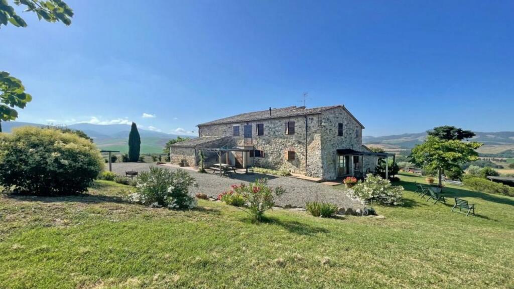 8 bedrooms House in Radicofani, Italy No. 58426