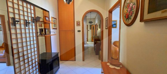 4-salle Appartement à Naples, Italy No. 25457 3