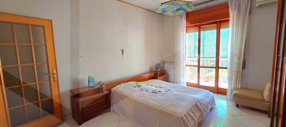 4-salle Appartement à Naples, Italy No. 25457 25
