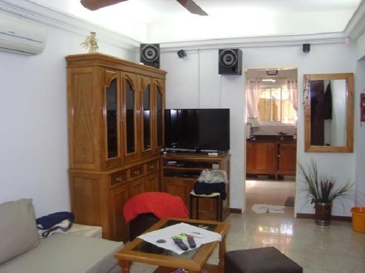 Дом с 3 спальнями в Морон, Аргентина № 16557