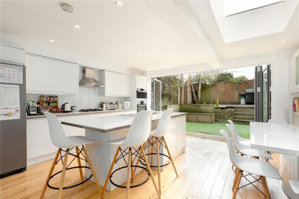 5 bedrooms House in London, United Kingdom No. 3750