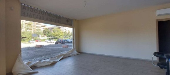 260m² Commercial property in Frosinone, Italy No. 29214 2