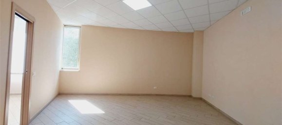 260m² Commercial property in Frosinone, Italy No. 29214 8